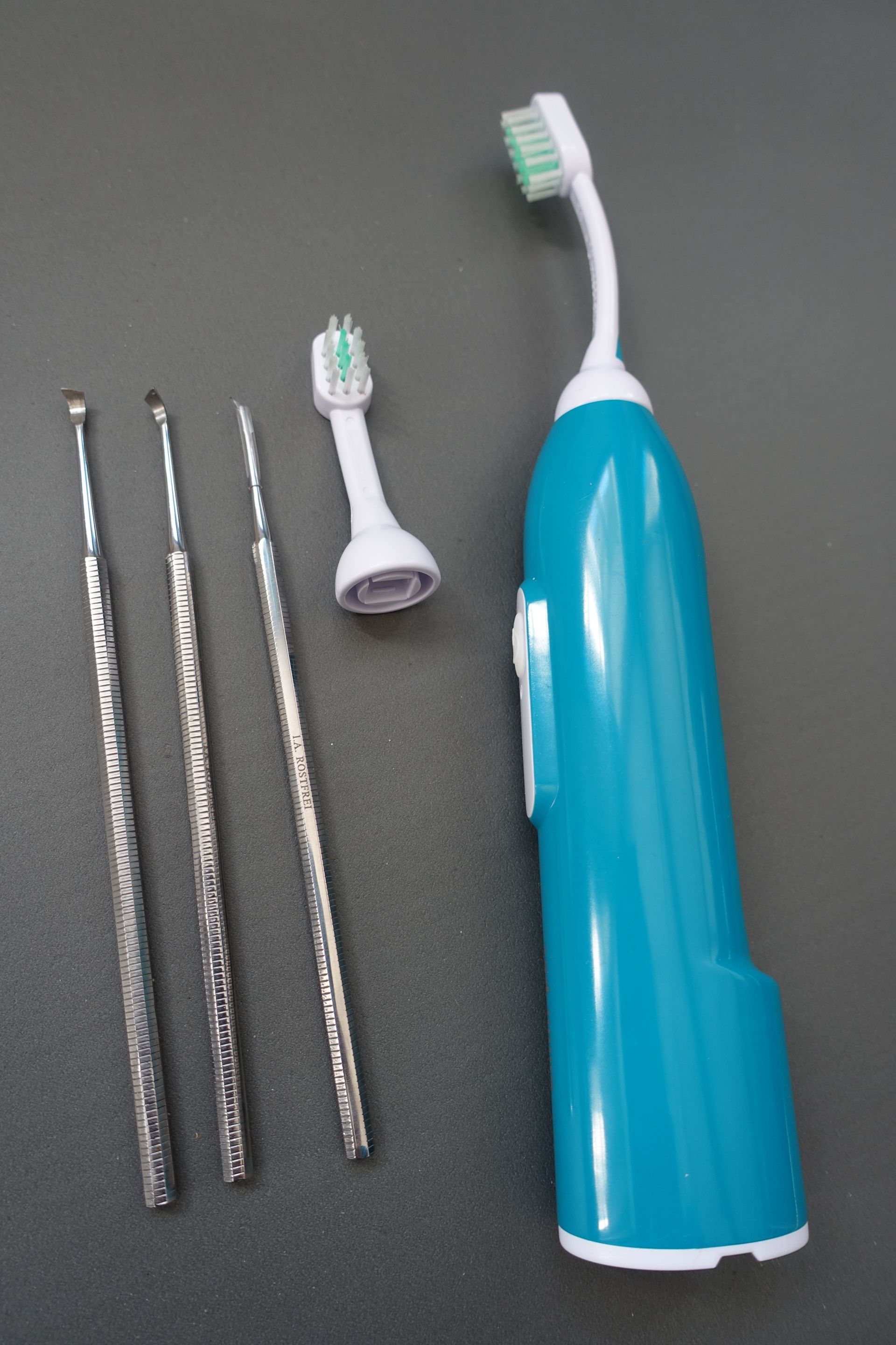 Ultraschallzahnbürste und Hilfsmittel für die Zahnreinigung